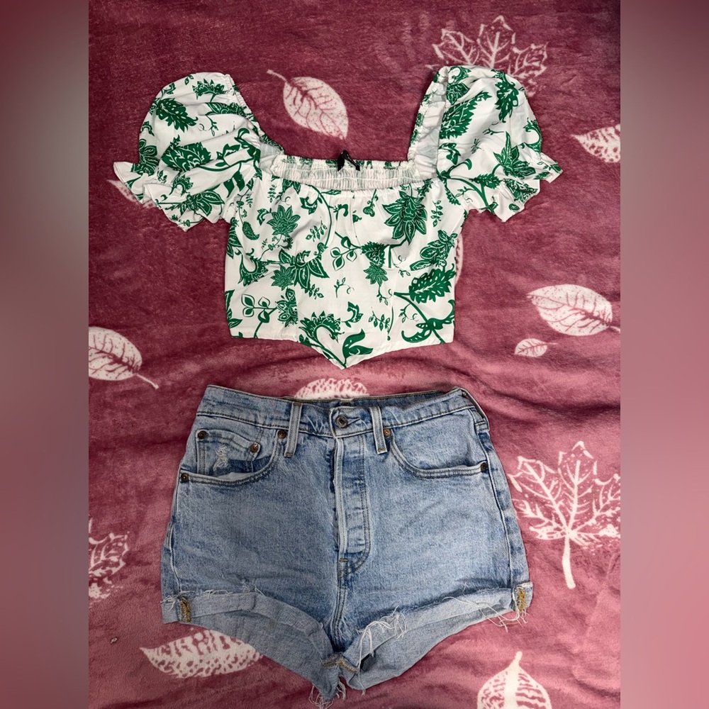 Set of Levi's short and White Crop Top with Green Floral Print by SHEIN